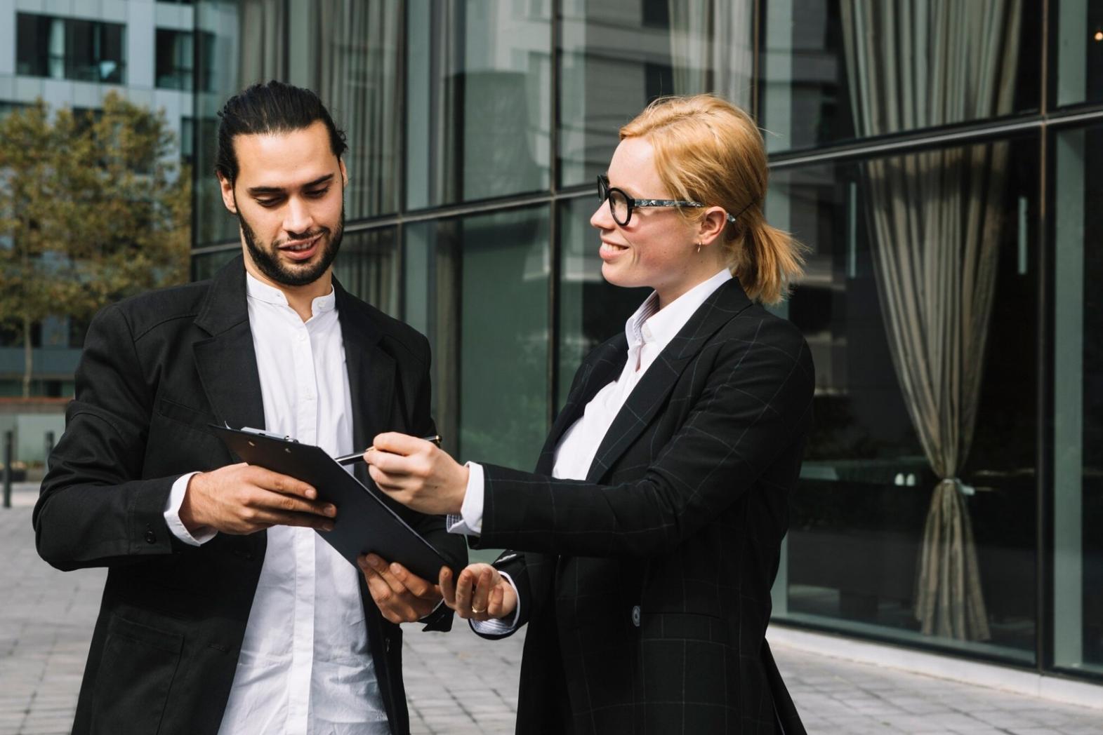 Finanzplanung Arbeitsplatz mit Dokumenten und Laptop